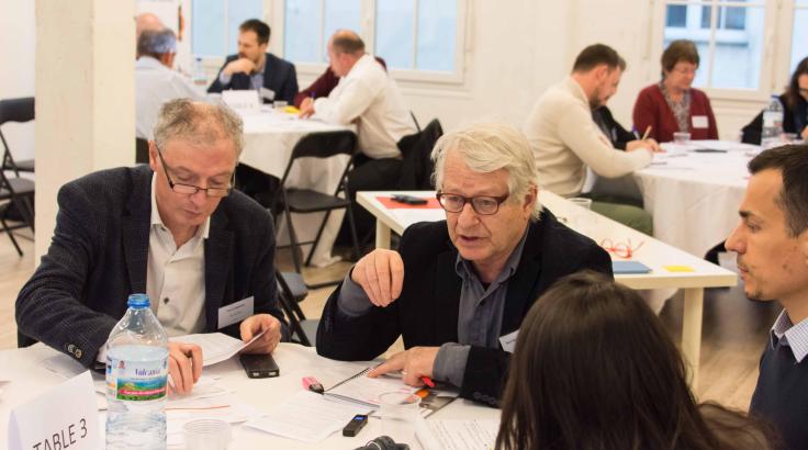 circuits courts, PTCE, épiceries solidaires, alimentation, agriculture, coopération, coopératives, transition, territoire Personnes travaillant à une table